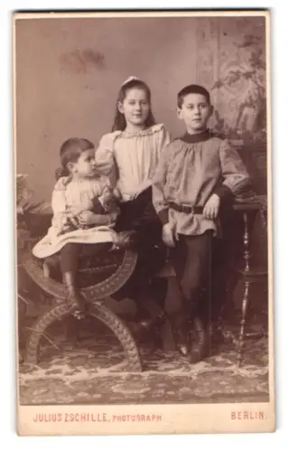 Fotografie Julius Zschille, Berlin, Neue König-Str. 1a, Kindergruppe mit antikem Mobiliar