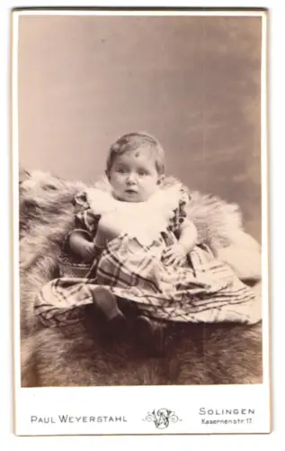 Fotografie Paul Weyerstahl, Solingen, Kasernenstr. 17, Porträt eines Kleinkindes