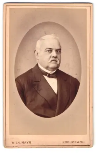 Fotografie Wilh. Mayr, Kreuznach, Friedrichstrasse 3, Porträt eines älteren Herrn