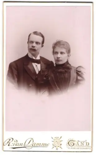 Fotografie R. van Damme, Gand, Rue des Champs 10, Paarporträt im späten 19. Jahrhundert