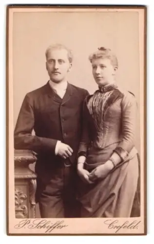 Fotografie P. Schiffer, Crefeld, Neue Linnerstrasse 74, Porträt eines eleganten Paares