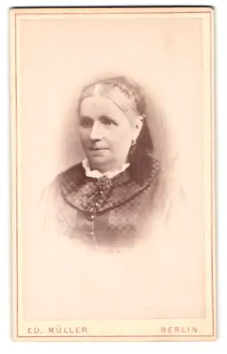 Fotografie Ed. Müller, Berlin, Friedrich-Str. 207, Porträt einer älteren Dame