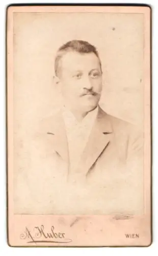 Fotografie A. Huber, Wien, I. Goldschmidgasse 4, Porträt eines Herren