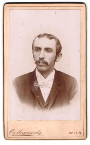 Fotografie Otto Mayerneck, Wien, Drehhufeisengasse 11, Porträt eines Herrn mit Schnurrbart