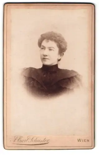 Fotografie A. Carl Schuster, Wien, Theresienbad, Porträt einer Frau