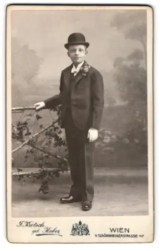 Fotografie J. Kitsch, Wien, Schönbrunnerstrasse 47, Eleganter junger Mann mit Melone