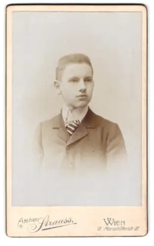 Fotografie Atelier Strauss, Wien, Mariahilferstrasse 81, Porträt eines jungen Mannes