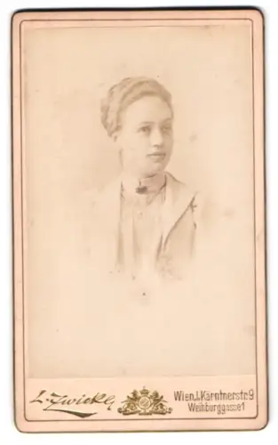 Fotografie L. Zwickl, Wien, Kärntnerstrasse 9, Porträt einer jungen Frau