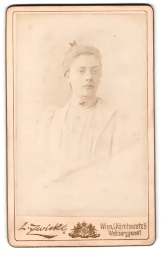 Fotografie L. Zwickl, Wien, Kärntnerstrasse 9, Porträt einer jungen Frau