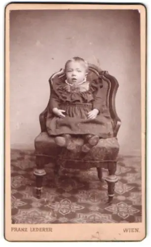 Fotografie Franz Lederer, Wien, Hundsthurmerstrasse 22, Kind auf Stuhl