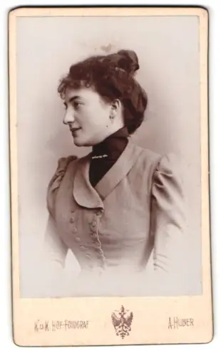 Fotografie A. Huber, Wien, Stefansplatz 2, Porträt einer eleganten Dame im Profil