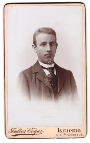 Fotografie Julius Voges, Leipzig, a. d. Promenade, Porträt eines jungen Mannes