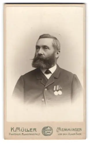 Fotografie K. Müller, Memmingen, vor dem Ulmer Thor, Porträt eines Herrn mit Medaillen