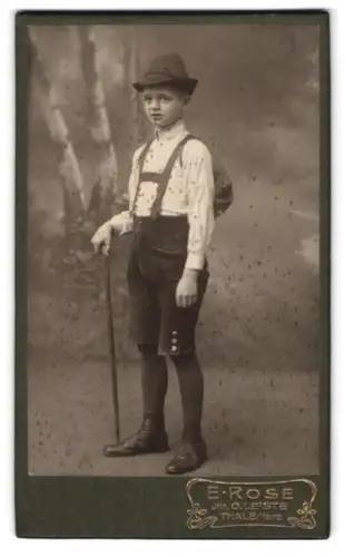 Fotografie E. Rose, Thale, Junge in traditioneller Kleidung mit Wanderstock