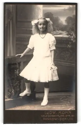Fotografie Ludw. Kühn, Pankow-Berlin, Neue Schönholzer Str. 34, Mädchen im weissen Kleid
