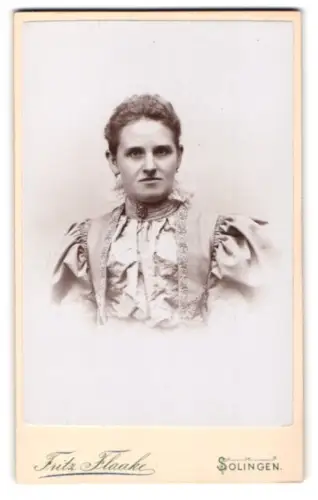 Fotografie Fritz Flaake, Solingen, Kirchstrasse 57, Porträt einer Frau in historischer Kleidung