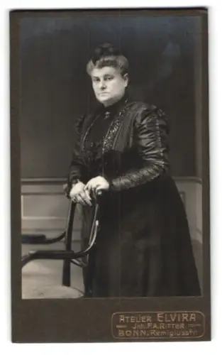 Fotografie Elvira, Bonn, Remigiusstrasse, Dame in elegantem Kleid