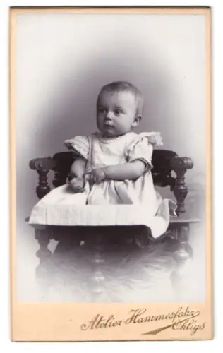 Fotografie W. Hammesfahr, Ohligs, Kleinkind auf Stuhl
