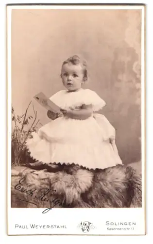 Fotografie Paul Weyerstahl, Solingen, Kasernenstr. 17, Kleinkind mit Brief