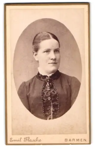 Fotografie Emil Flasche, Barmen, Porträt einer Frau im eleganten Kleid