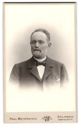 Fotografie Paul Weyerstahl, Solingen, Kasernenstr. 17, Porträt eines würdevollen Herrn