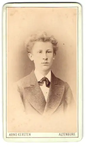 Fotografie Arno Kersten, Altenburg, Porträt eines jungen Mannes in formeller Kleidung
