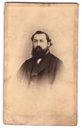 Fotografie August Pause, Döbeln, Porträt eines ernsthaften Mannes mit Bart