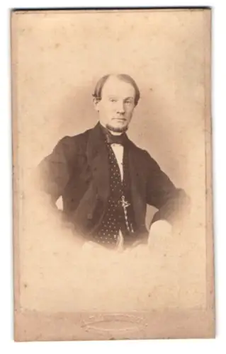 Fotografie A. E. Andersson, Kristianstad, Porträt eines elegant gekleideten Herrn