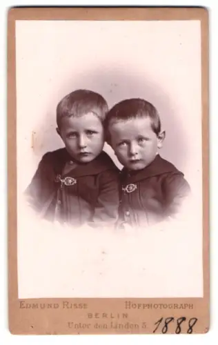 Fotografie Edmund Risse, Berlin, Unter den Linden 5, Zwei Jungen