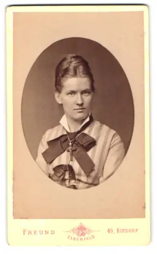 Fotografie Carl Freund, Elberfeld, Kipdorf 49, Porträt einer Dame mit Schleife
