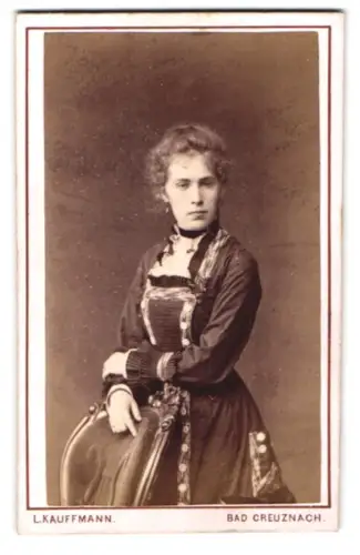 Fotografie L. Kauffmann, Bad Kreuznach, Frau in elegantem Kleid