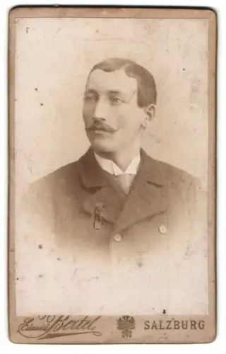 Fotografie Eduard Bertel, Salzburg, Porträt eines Mannes mit Schnurrbart