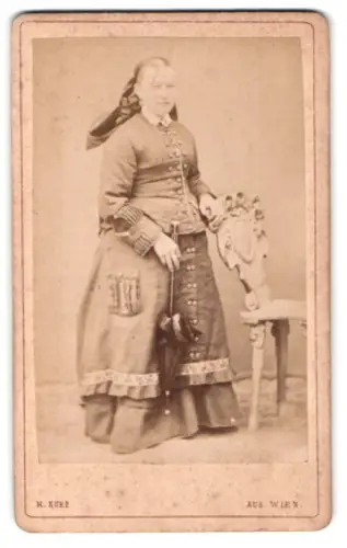 Fotografie H. Kunz, Wien, Frau mit traditionellem Kleid und Regenschirm