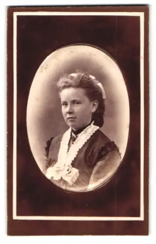 Fotografie Kauffmann & Kesseler, Bad Kreuznach, hinter dem Kurhaus, Porträt eines jungen Mädchens