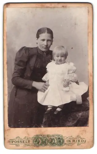 Fotografie Karl Posselt, Ried, Kirchenplatz 46, Mutter mit Kind in traditioneller Kleidung