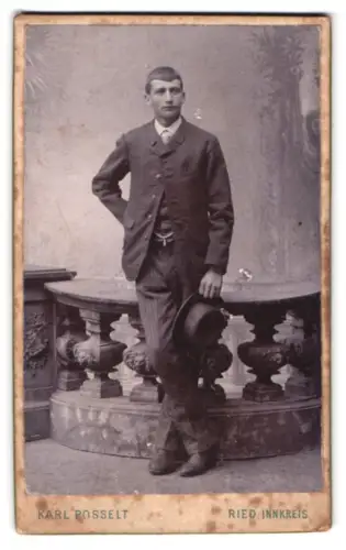 Fotografie Karl Posselt, Ried im Innkreis, Kirchenplatz 46, Eleganter junger Mann mit Melone