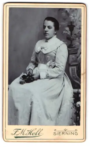 Fotografie F. M. Holl, Sierning, Neue Gasse 241, junge Frau mit Blumenstrauss