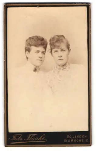 Fotografie Fritz Flaake, Solingen, Porträt zweier Frauen