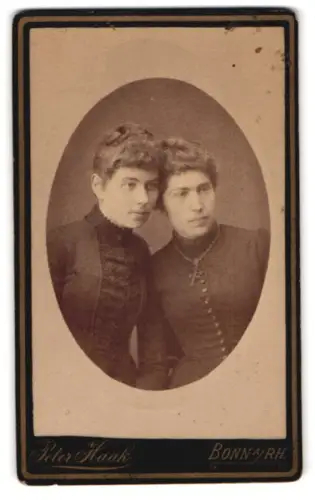 Fotografie Peter Haak, Bonn, Endenicherstrasse 27, Zwei Frauen in eleganter Kleidung