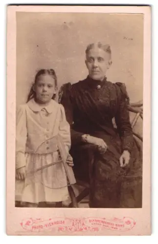 Fotografie Photographie Viennoise, Blankenberge-Bains, Heyst-sur-Mer, Porträt einer Dame mit Kind