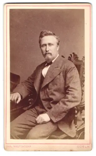 Fotografie Carl Westendorp, Coeln, Comödien Strasse 7, Porträt eines sitzenden Mannes