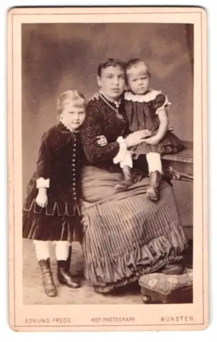Fotografie Edmund Frede, Münster, Neubrückenstr. 6, Mutter mit zwei Kindern