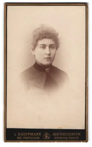 Fotografie L. Kauffmann, Bad Kreuznach, Hinter dem Curhause, Porträt einer jungen Frau