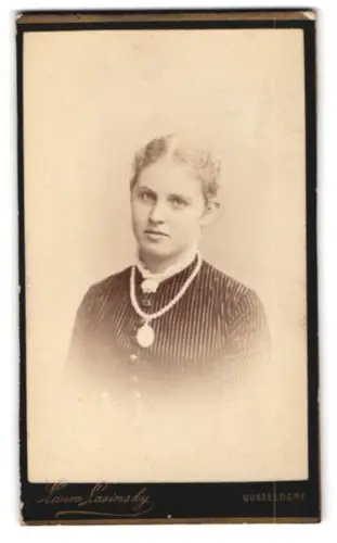 Fotografie Laura Lasinsky, Düsseldorf, Hohe Strasse 6, Porträt einer Dame