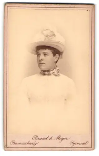 Fotografie Brand & Meyer, Braunschweig, Bankplatz 3, Porträt einer Dame mit Hut
