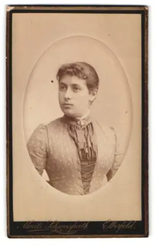 Fotografie Moritz Schweisfurth, Elberfeld, Herzogstrasse 41, Porträt einer Frau in historischer Kleidung