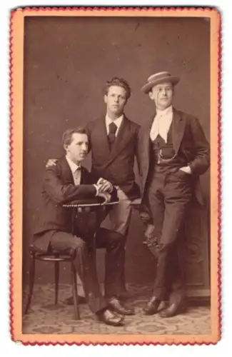 Fotografie Fritz Kuhn, Basel, Klösterli St Johann Vorstadt, Drei elegante Herren