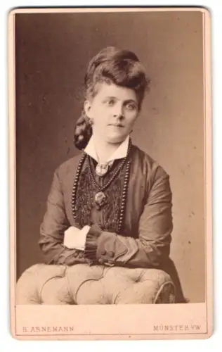 Fotografie H. Arnemann, Münster, Frauenstrasse 1, Porträt einer Dame