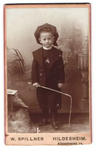 Fotografie W. Spillner, Hildesheim, Almsstrasse 15, Kind mit Hut und Peitsche