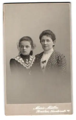 Fotografie Marie Müller, Breslau, Tauentzienstr. 77, Zwei Frauen in traditioneller Kleidung